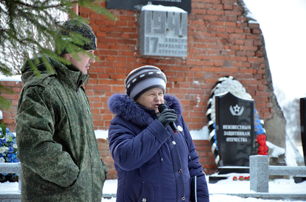 Стена школы в д. Леоново. Братская могила и памятник войнам ВОВ